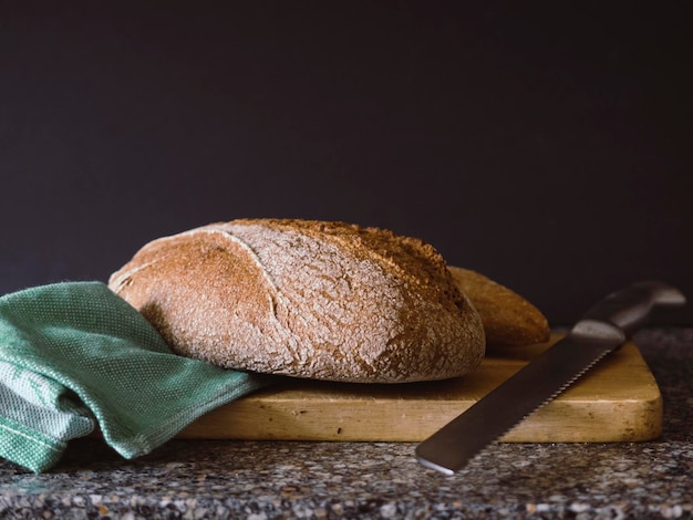 Vollkornbrot in Scheiben geschnitten auf einem Holzbrett