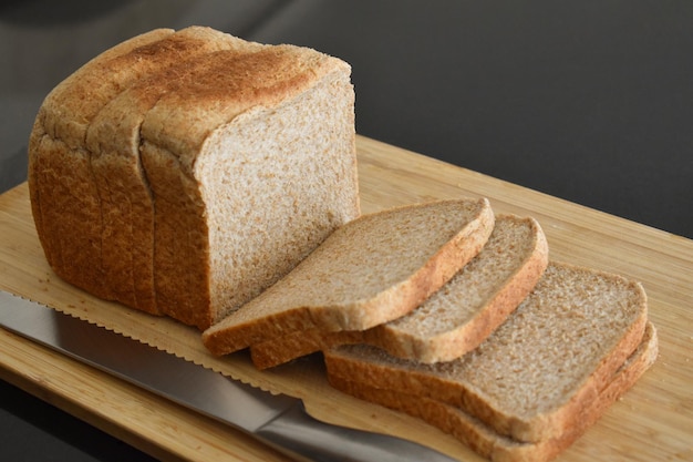 Vollkornbrot in Scheiben geschnitten auf einem Schneidebrett aus Bambus