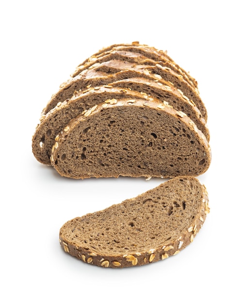 Vollkornbrot in Scheiben mit Haferflocken. Vollkornbrot isoliert auf weißem Hintergrund