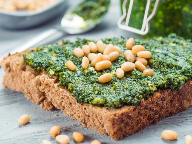 Vollkornbrot mit frischem Pesto