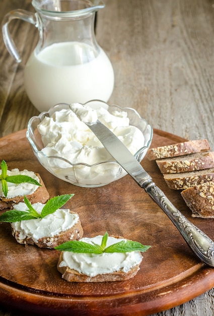 Vollkornbrot mit Frischkäse