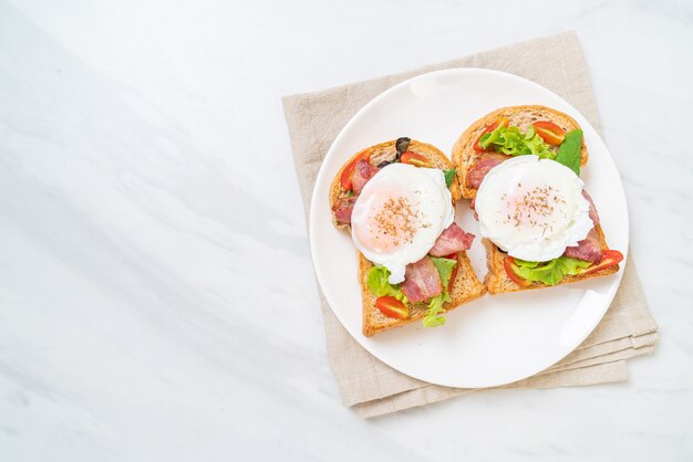 Vollkornbrot mit Gemüse, Speck und Ei geröstet