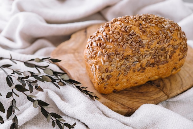 Vollkornbrot mit Samen auf Holz