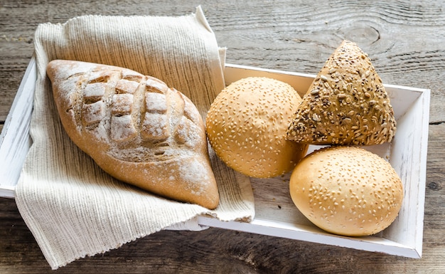 Vollkornbrot mit Sesam und Leinsamenbrötchen