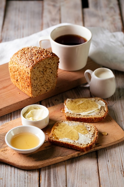 Vollkornbrotscheiben mit Butter und Honig