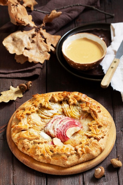 Vollkorngallet mit Apfel und Birne serviert mit Kaffee rustikal