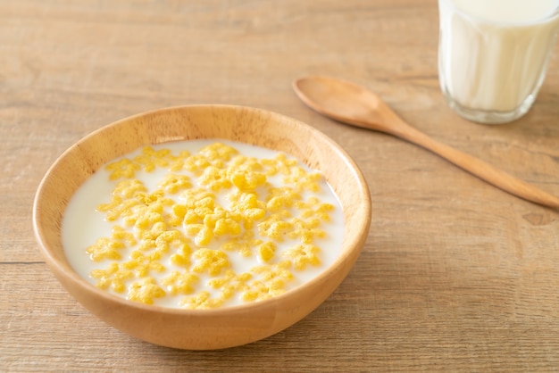 Vollkorngetreide mit frischer Milch zum Frühstück