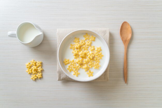 Vollkorngetreide mit frischer Milch zum Frühstück