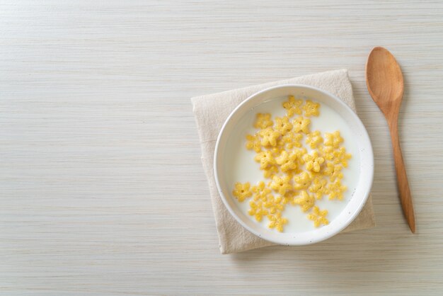 Vollkorngetreide mit frischer Milch zum Frühstück