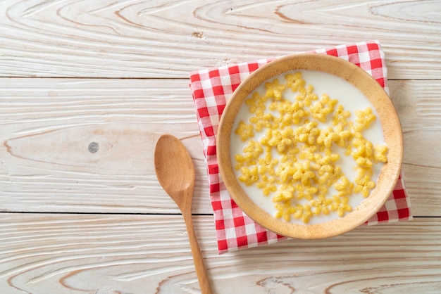 Vollkorngetreide mit frischer Milch zum Frühstück