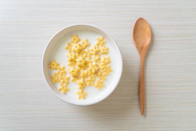 Vollkorngetreide mit frischer Milch zum Frühstück