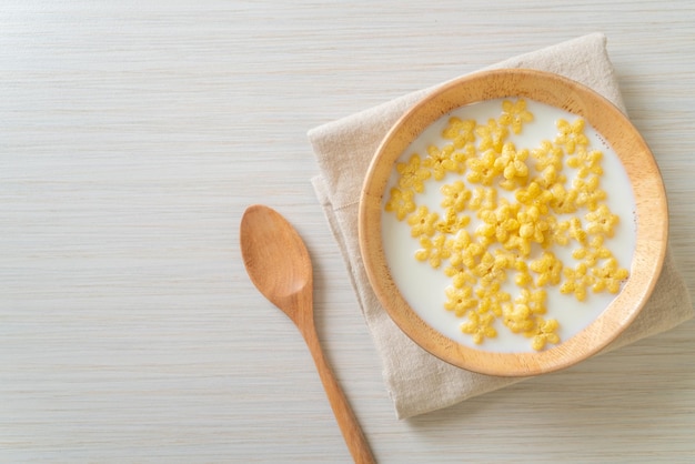 Vollkorngetreide mit frischer Milch zum Frühstück