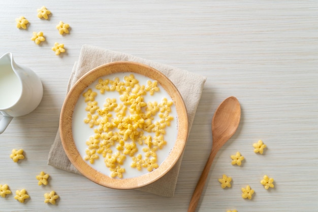 Vollkorngetreide mit frischer Milch zum Frühstück