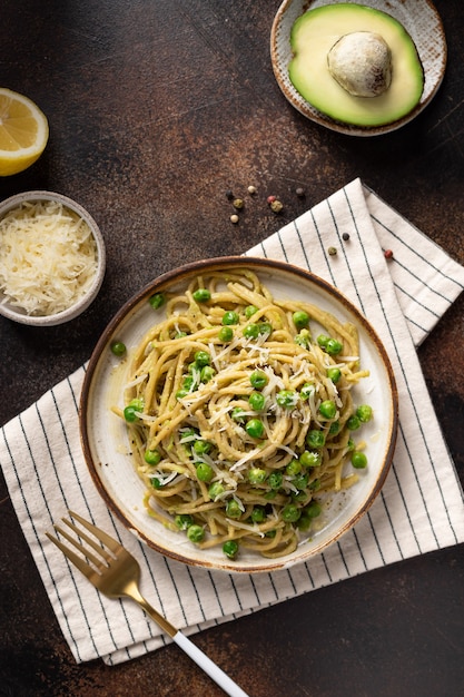 Vollkornnudel-Spaghetti mit Erbsen und Avocado