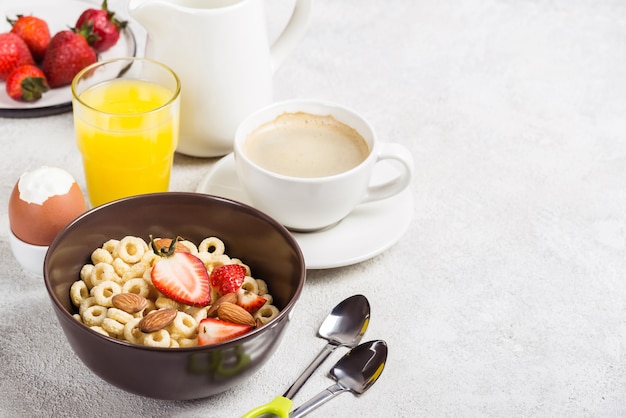 Vollkornringe Cheerios, Kaffee, Orangensaft und Ei. Ausgewogenes traditionelles Frühstück.