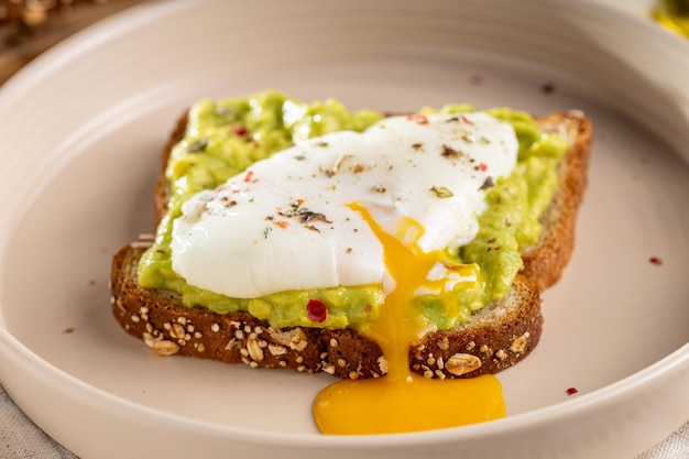 Vollkorntoast mit Avocado und pochiertem Ei