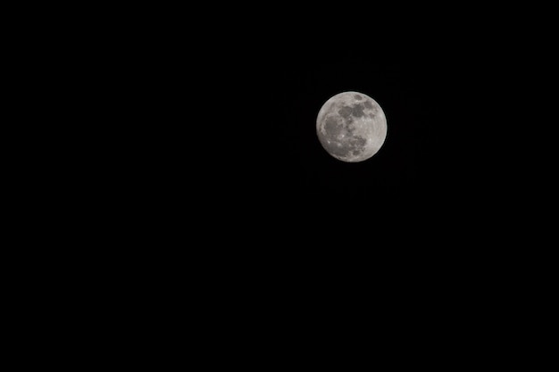 Vollmond am dunklen Himmel