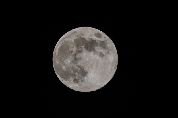 Vollmond am Himmel nachts. Nahaufnahme