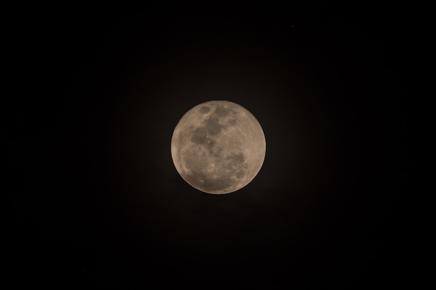 Vollmond auf schwarzem Himmel Hintergrund