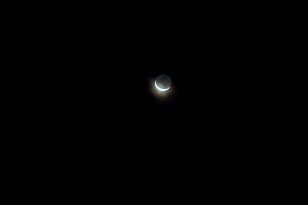 Vollmond im Weltraum mit dunkler Wolke am Nachthimmel.