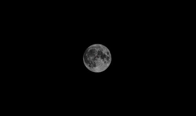 Vollmond mitten in der dunklen Nacht