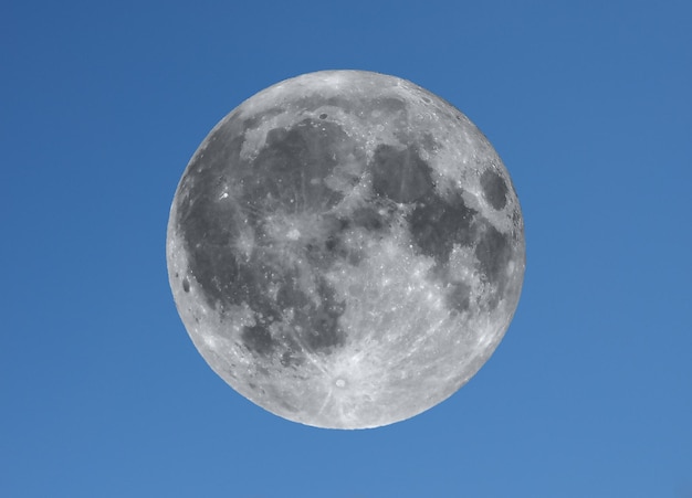 Vollmond über blauem Himmel