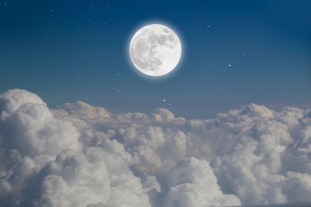 Vollmond über Wolkengebilde