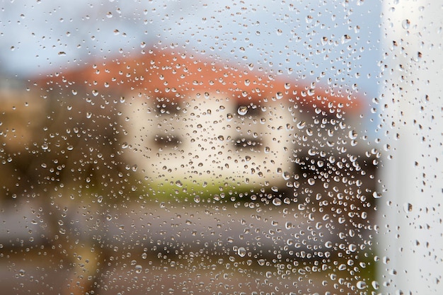 Vollrahmenfoto eines nassen Glasfensters während der Regenzeit