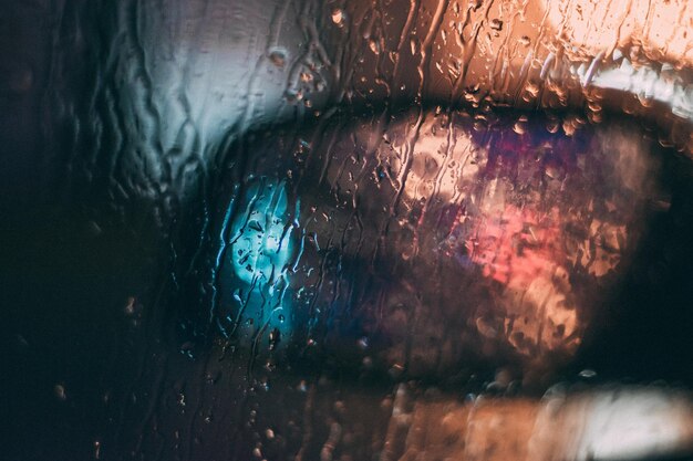 Foto vollrahmenfoto von nassen glasfenstern in der regenzeit