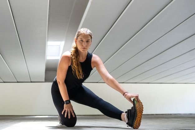 Foto vollschuss frau, die bein streckt