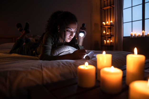 Foto vollschuss frau, die im bett liegt