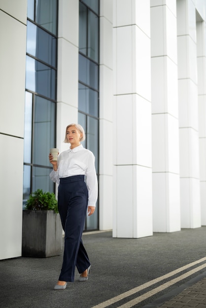 Foto vollschuss frau, die kaffeetasse hält