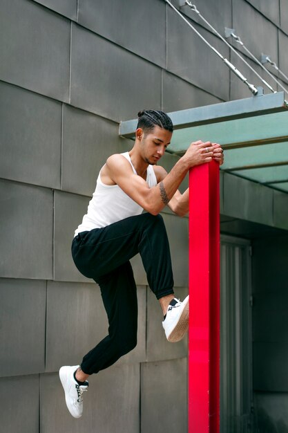 Foto vollschussjunge, der parkour tut