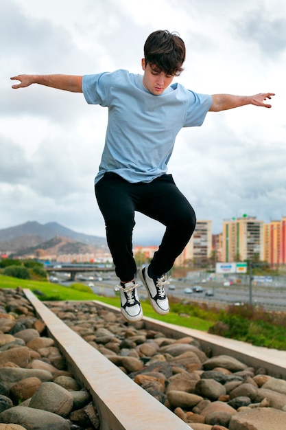 Foto vollschussjunge, der parkour tut