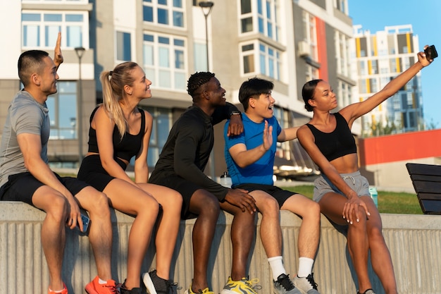 Foto vollständige aufnahme von fitten menschen im freien