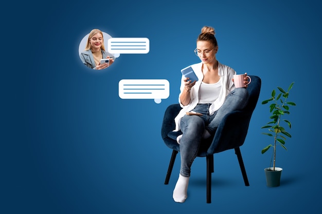 Vollständige Frau, die Apps benutzt, um Freunde zu finden