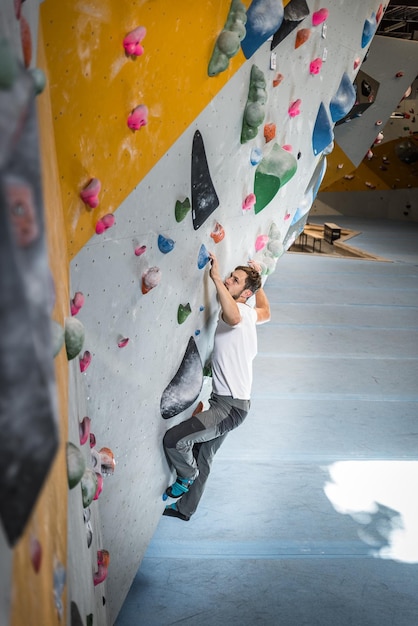 Vollständige Länge der Kletterwand des Mannes