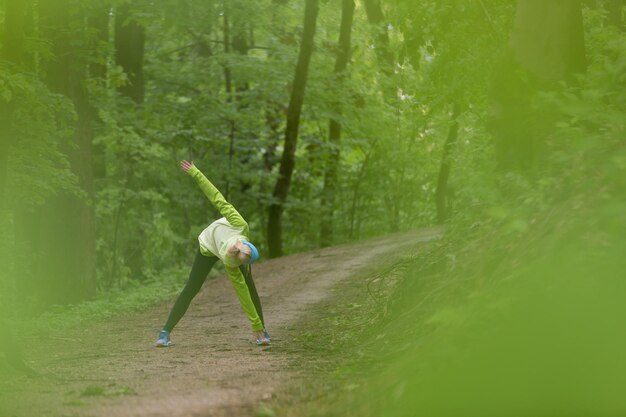 Foto vollständige länge des golfballs auf einem baum im wald