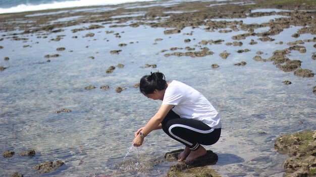 Foto vollständige länge einer frau am strand