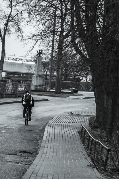 Foto vollständige länge einer frau, die auf einem fußweg geht