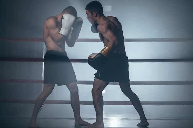 Vollständige Länge eines Mannes, der im Fitnessstudio trainiert
