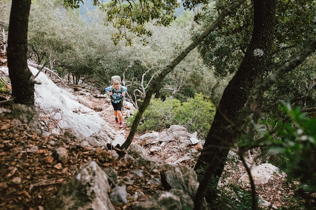 Vollständige Länge eines Wanderers, der im Wald spazieren geht