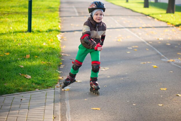 Vollständige Länge von Jungen, die im Park schaitern