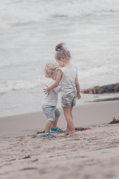 Vollständige Länge von Kindern am Strand