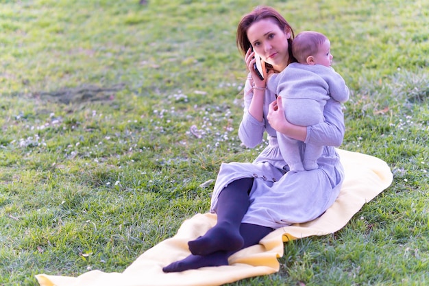 Foto vollständige länge von mutter und tochter auf dem feld