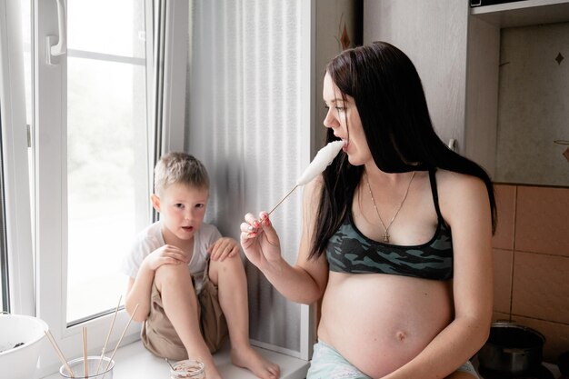 Foto vollständige länge von mutter und tochter zu hause