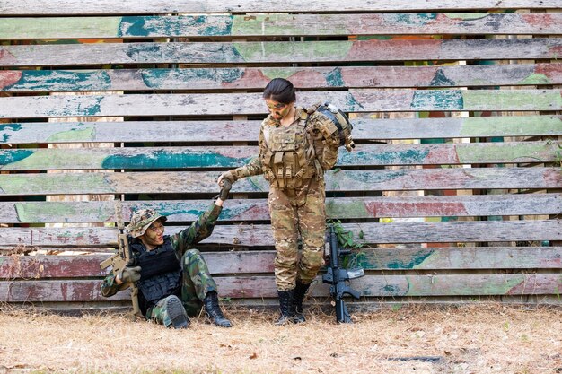 Foto vollständige länge von soldaten gegen eine holzmauer