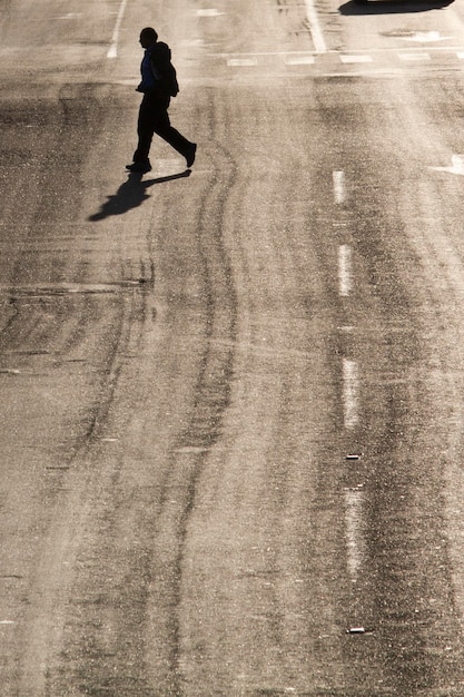 Vollständige Silhouette eines Mannes, der auf der Straße geht