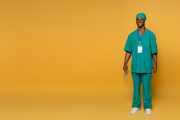 Foto vollständige smiley-krankenschwester mit kopienraum