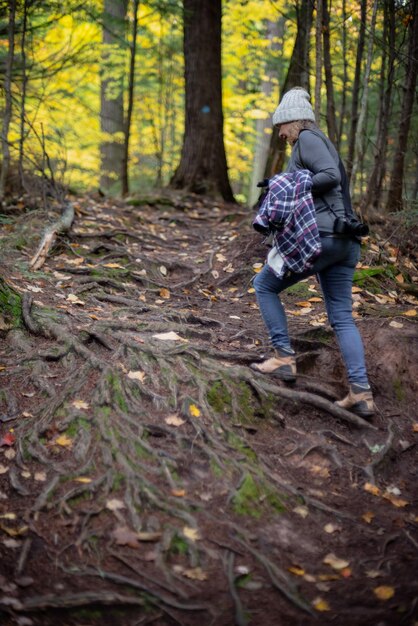 Foto vollständiger mann, der im wald spazieren geht